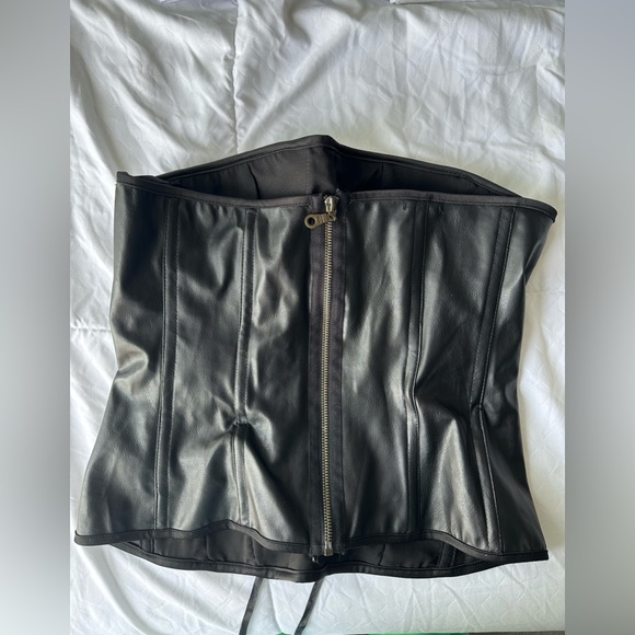 HALLOWEEN CHARLOTTE RUSSE SIZE L FAUX LEATHER CORSET WITH ZIPPER BACK - Picture 2 of 5
